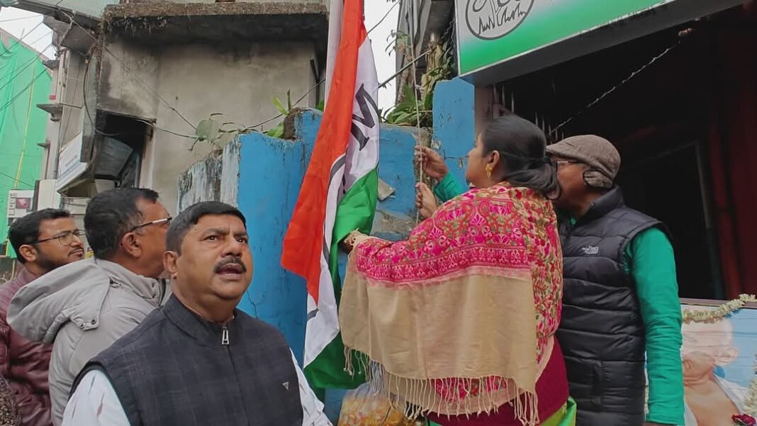 দলের পতাকা উত্তোলন করলেন জেলা সভাপতি পাপিয়া ঘোষ