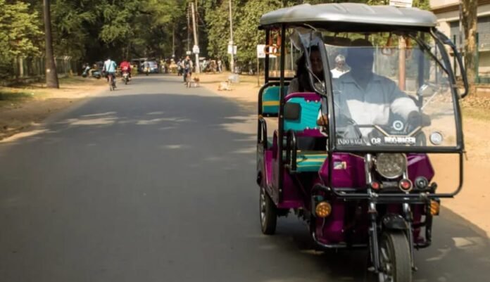 শীতের রাতেও টোটো নিয়ে হাজির হন রায়গঞ্জের রিঙ্কু