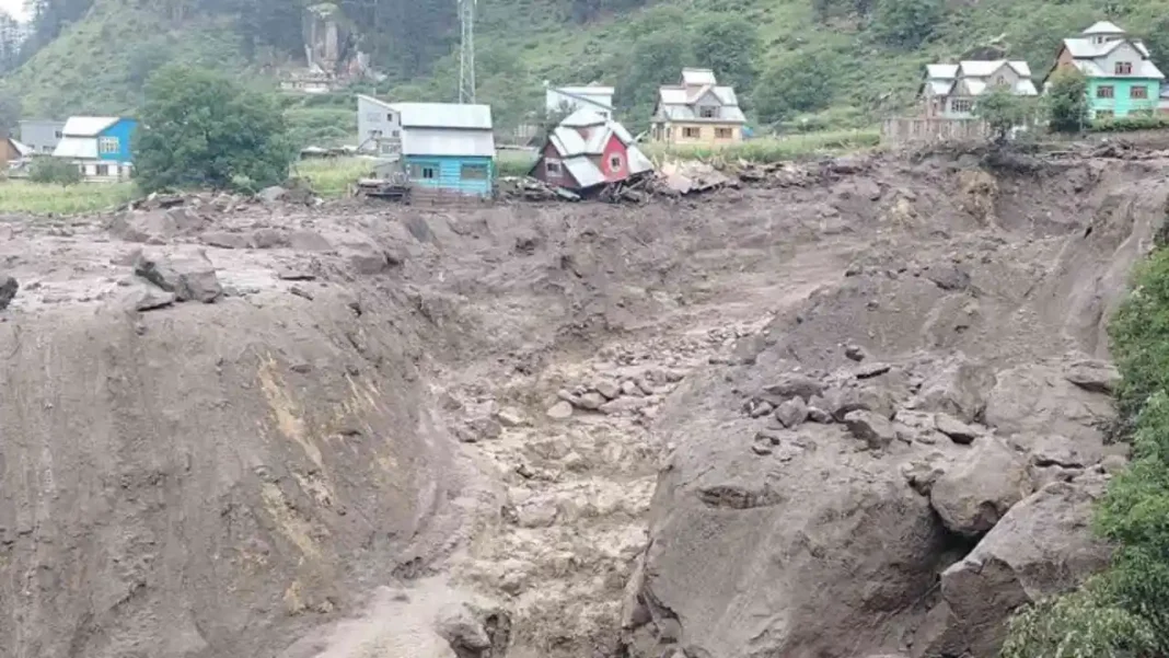 কাশ্মীরে মেঘ ফেটে ভয়াবহ হরপা বান কমপক্ষে ১২ জনের মৃত্যু