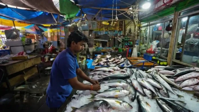 বাজারে টাটকা মাছ চিনবেন কীভাবে?