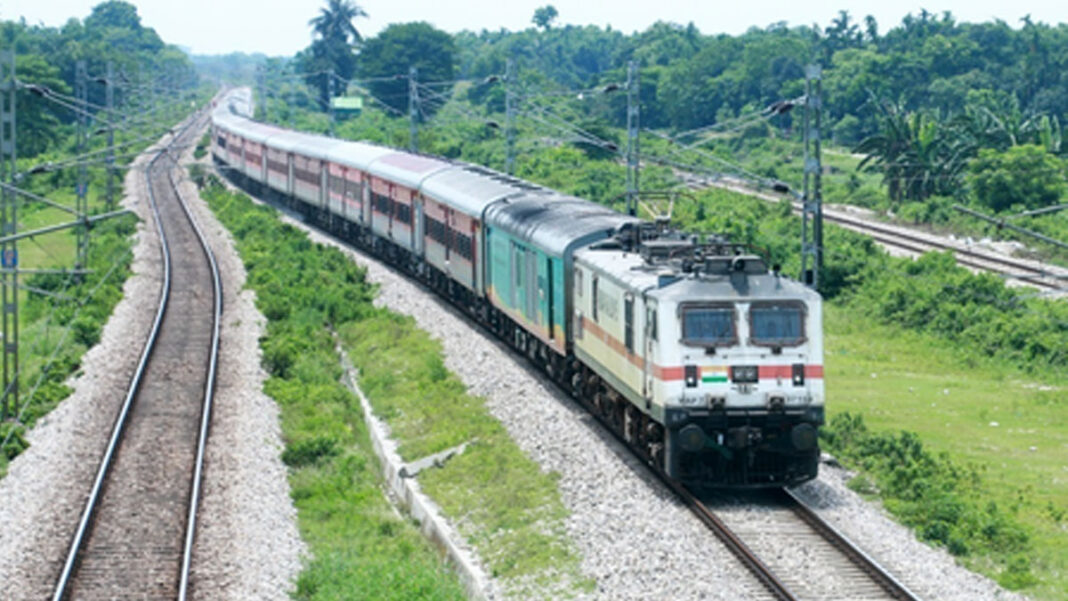 যাত্রীদের ঝটকা, আচমকাই প্ল্যাটফর্ম টিকিট বিক্রি বন্ধের ঘোষণা রেলের! কারণ কী?