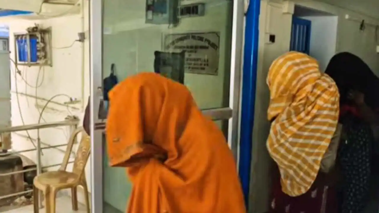 তৃণমূল নেতার হোটেলে রমরমিয়ে মধুচক্র