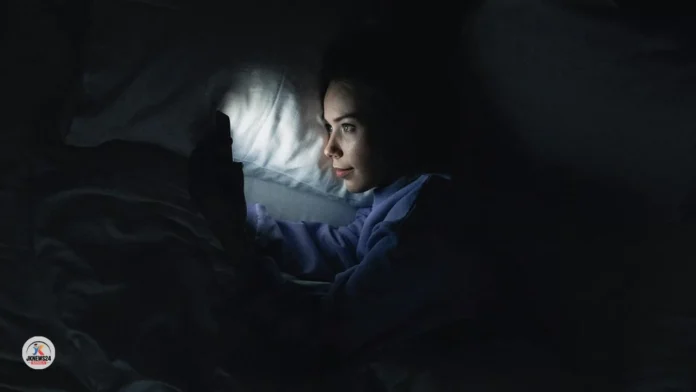 ঘুমানোর আগে মোবাইল দেখেন?