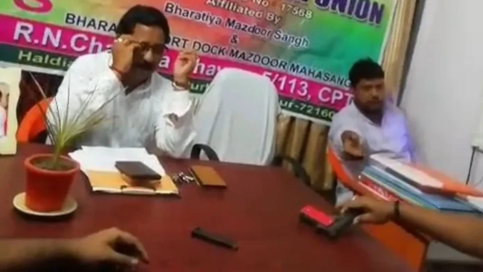 টেবিলে বন্দুক নিয়ে বসে হলদিয়ার বিজেপি প্রার্থী