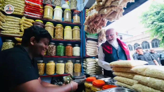 ১০ টাকার নোটে লাখ টাকার অফার! মোদির ঝালমুড়ি খাওয়ায় ভাইরাল বিক্রম